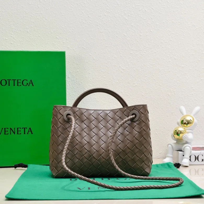 Batch 1860 B's 2023 spring and summer new model continues the brand's woven style with detailed metal knot switch buckles. This time, the shoulder straps are also made into tube weaves, showing different craftsmanship. The carrying method is versatile to create more different looks. Intrecciato woven leather small handbag, equipped with sliding crossbody strap. Internal compartments, including 1 zipper pocket and 2 open pockets with magnetic buckle closure. Size: 25*20*10cm, model: 7463#